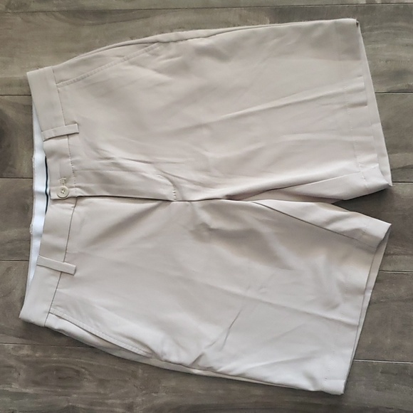 2/$40 💕 Mens Khaki Shorts sz 30 - Picture 1 of 4